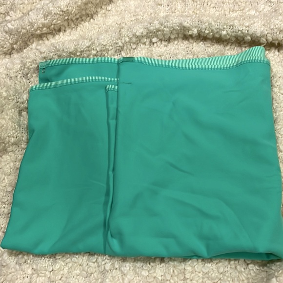 ⭐️Nwot-Lululemon’s famous vinyasa scarf can be worn over 10 different ways green - Picture 4 of 5